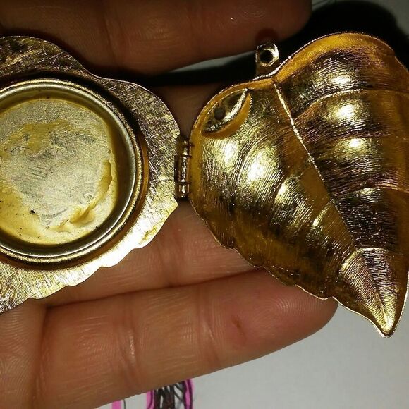 Vintage AVON golden perfume brooch - Picture 5 of 8